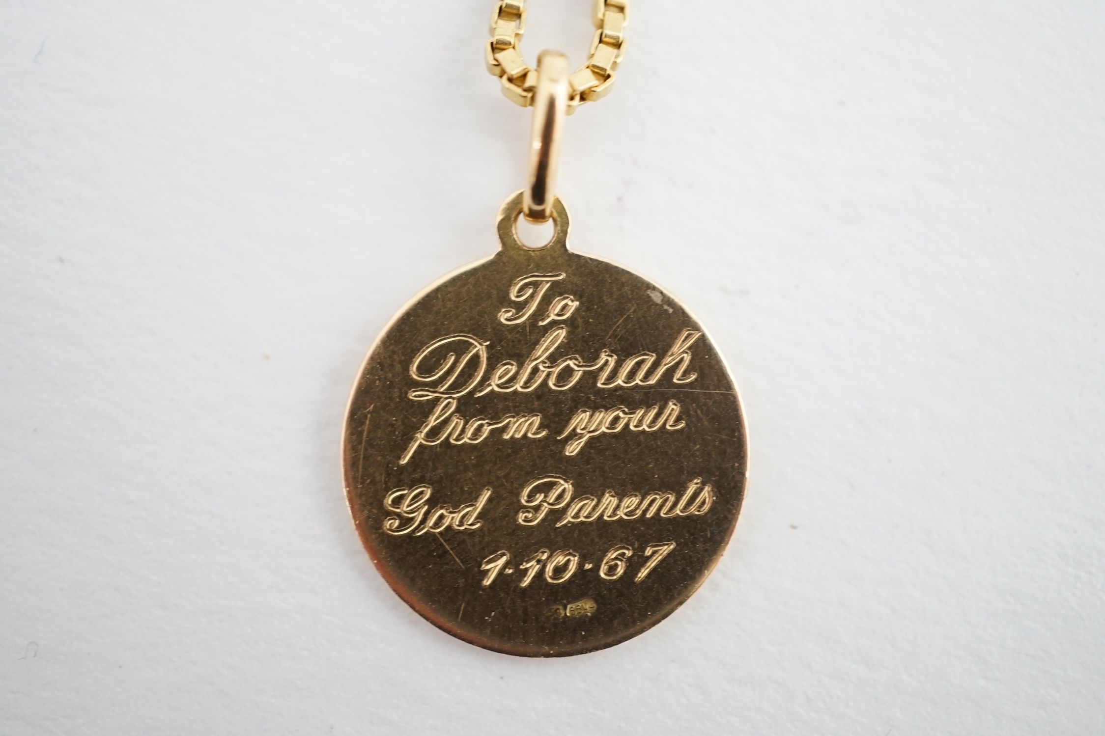 A modern Italian 18k gold pendant with engraved inscription, 17mm, on an 18k gold box link chain